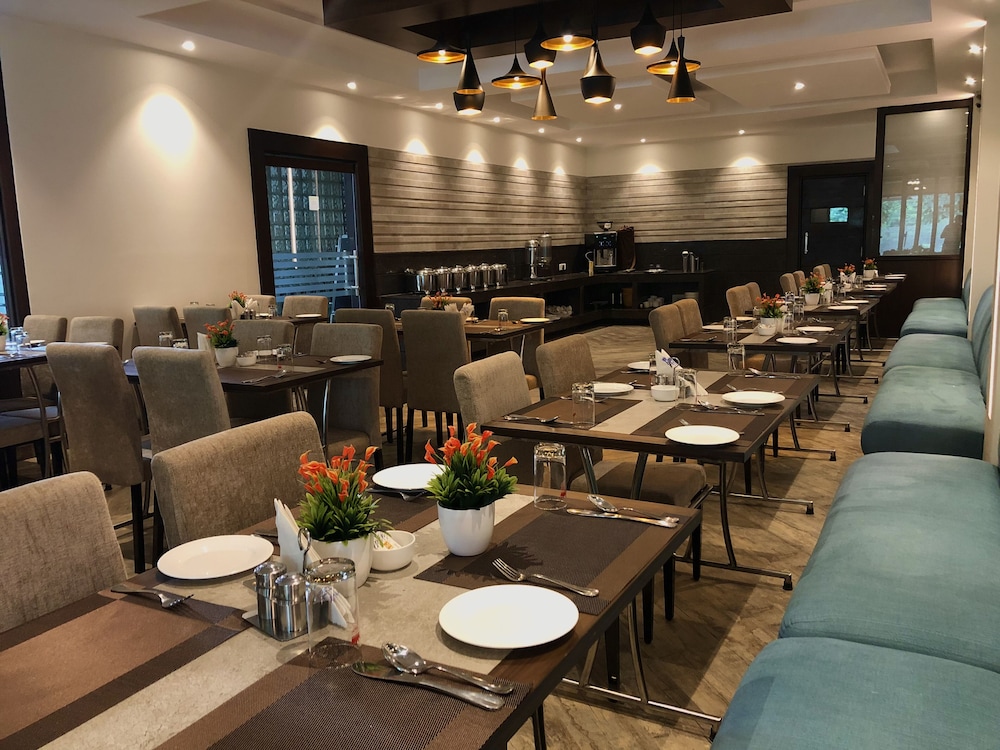 Royale Sarovar Portico Agra 58/65