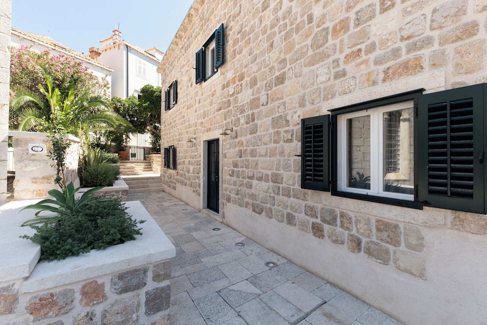Sea Rocks Residence 16/40