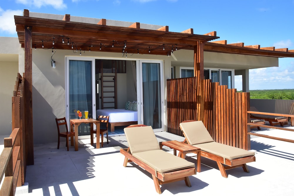 Noah Beach Hotel and Suites 29/55