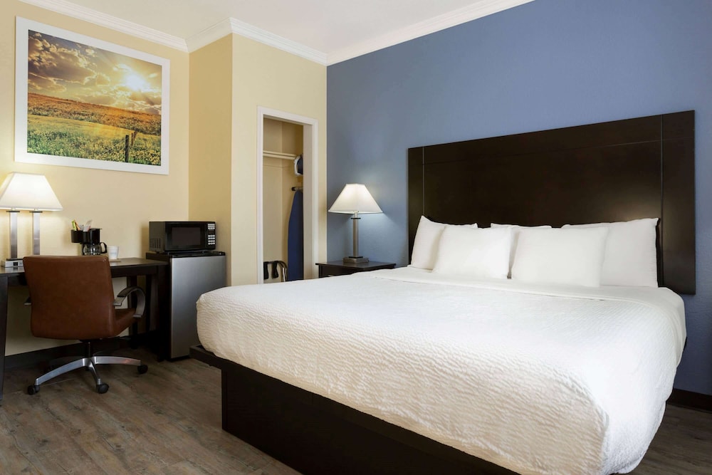 Days Inn and Suites by Wyndham Euless DFW Airport South 15/57