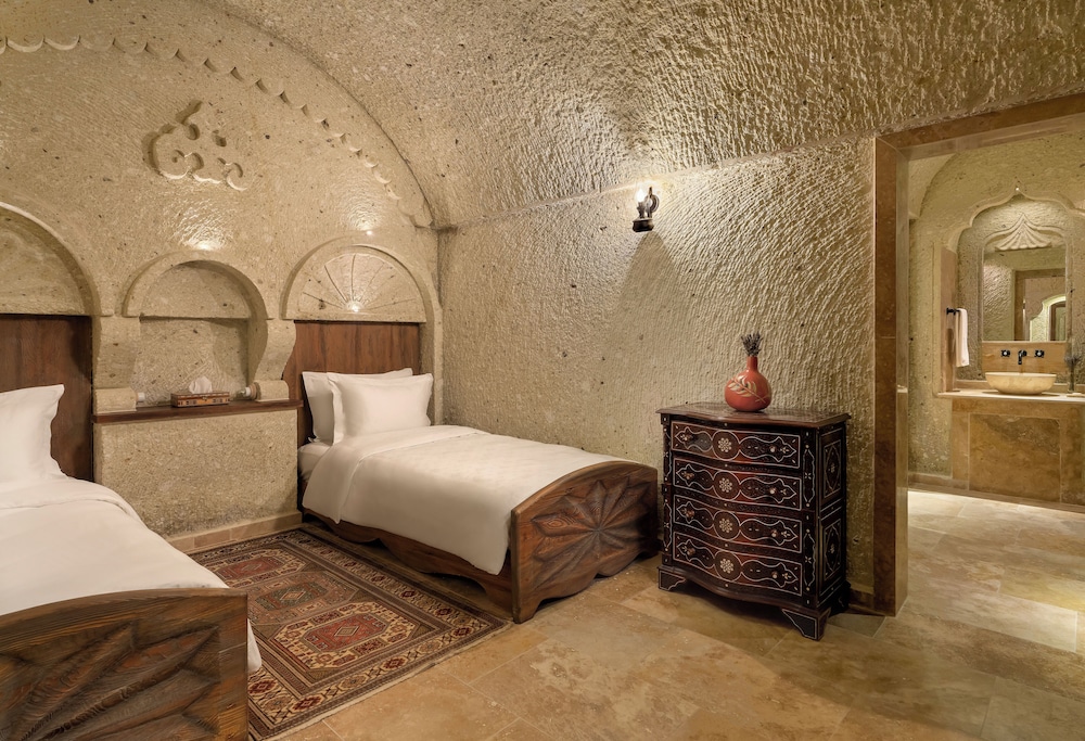 Cave, Suite, Twin Beds, King Bed