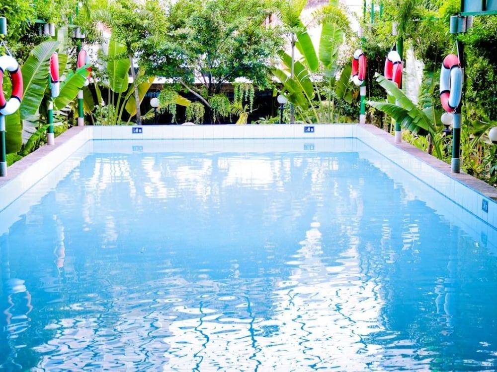 Royal Hotel Saigon 66/70