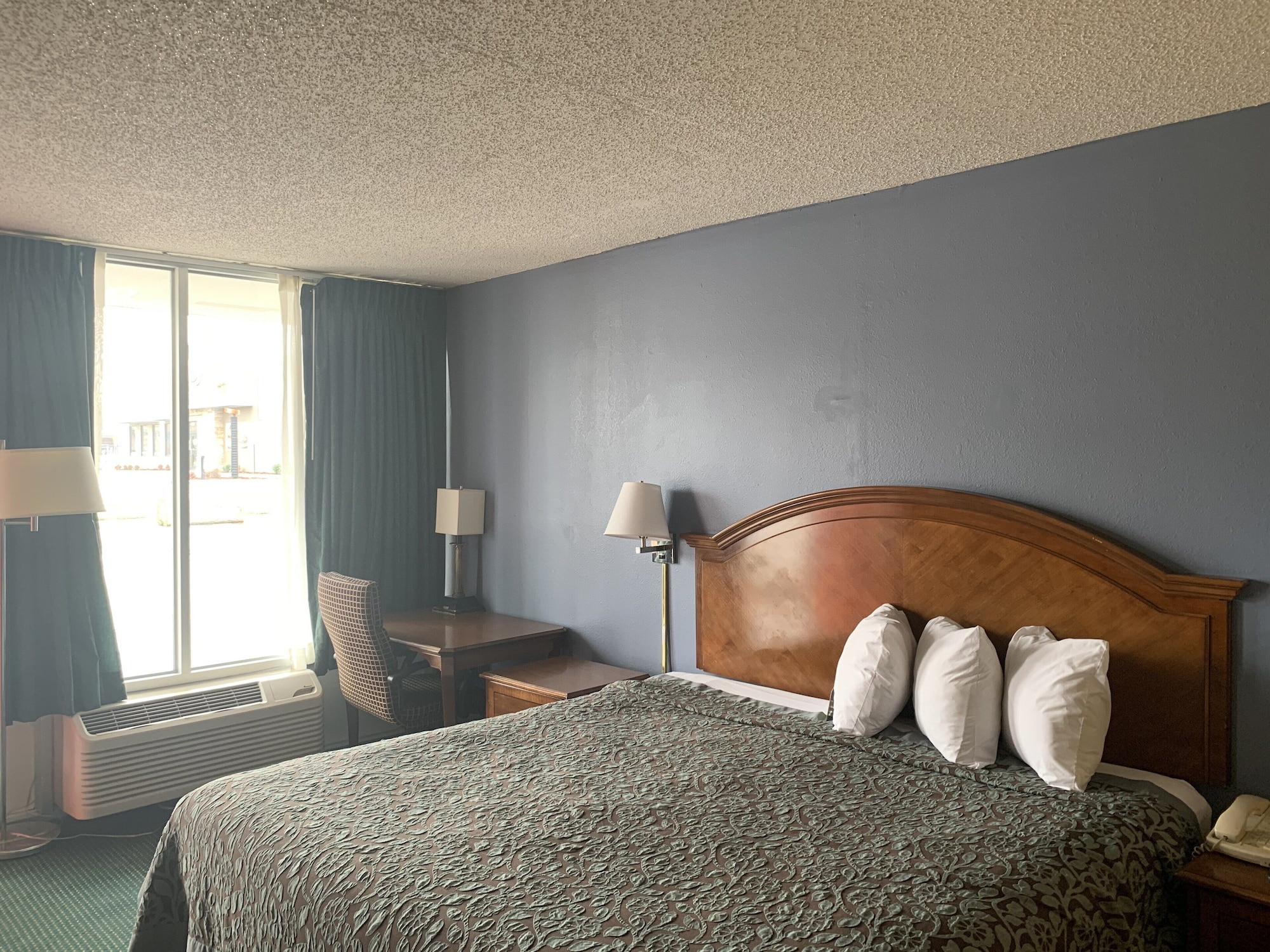 غرفة بسرير كوين، Days Inn by Wyndham Jonesboro AR 2/3
