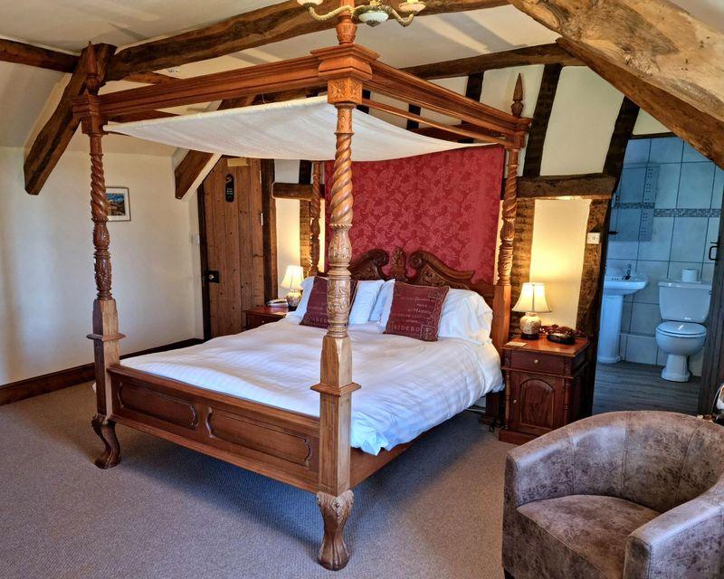 Feature, Double or Twin Bed