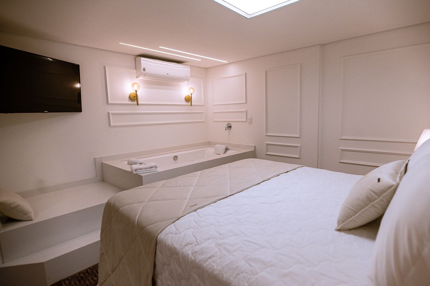 STUDIO, HOT TUB