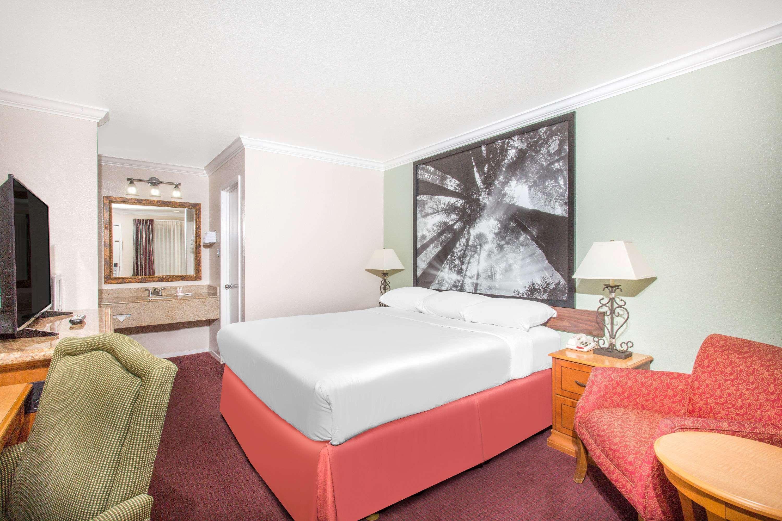 Upper Lake Inn & Suites 13/28