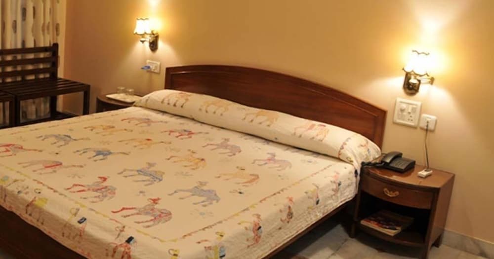 ROOM, DOUBLE BED
