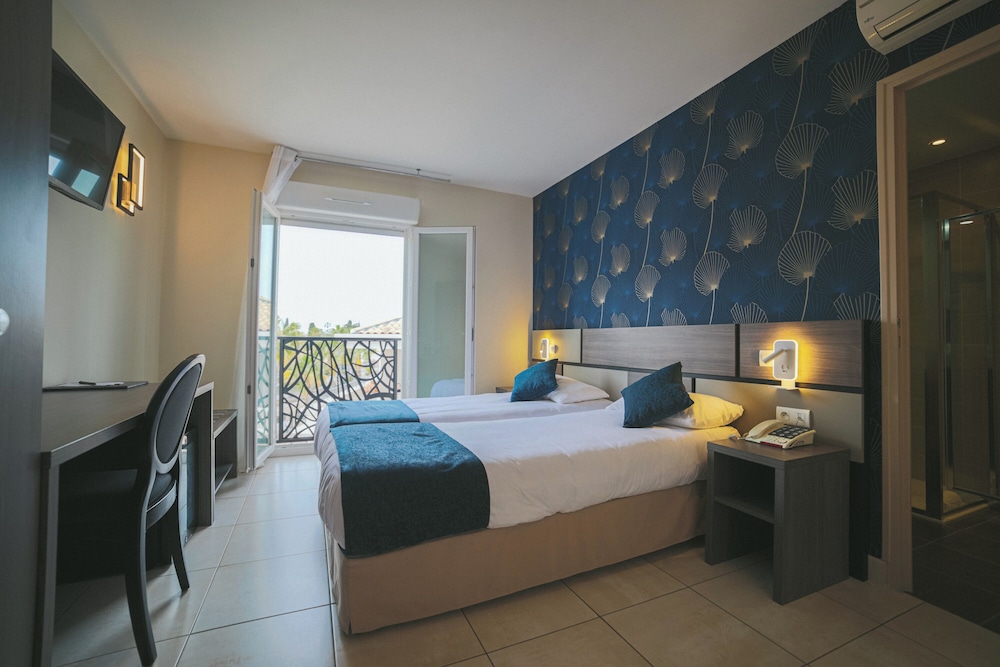 Hotel Holidays and Work 9/44