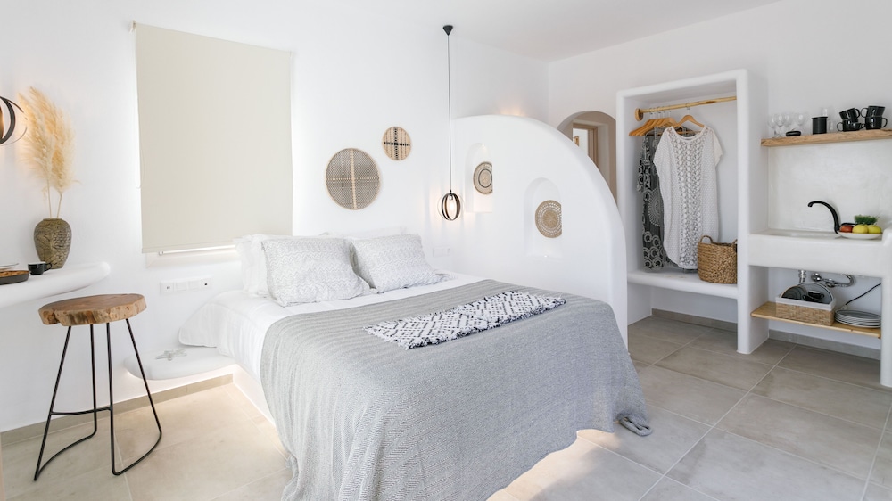 Naxos Earth Suites 26/59