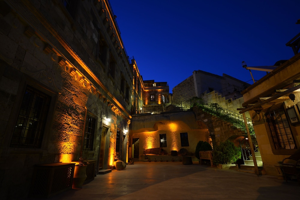 Vineyard Cave Hotel 1/98