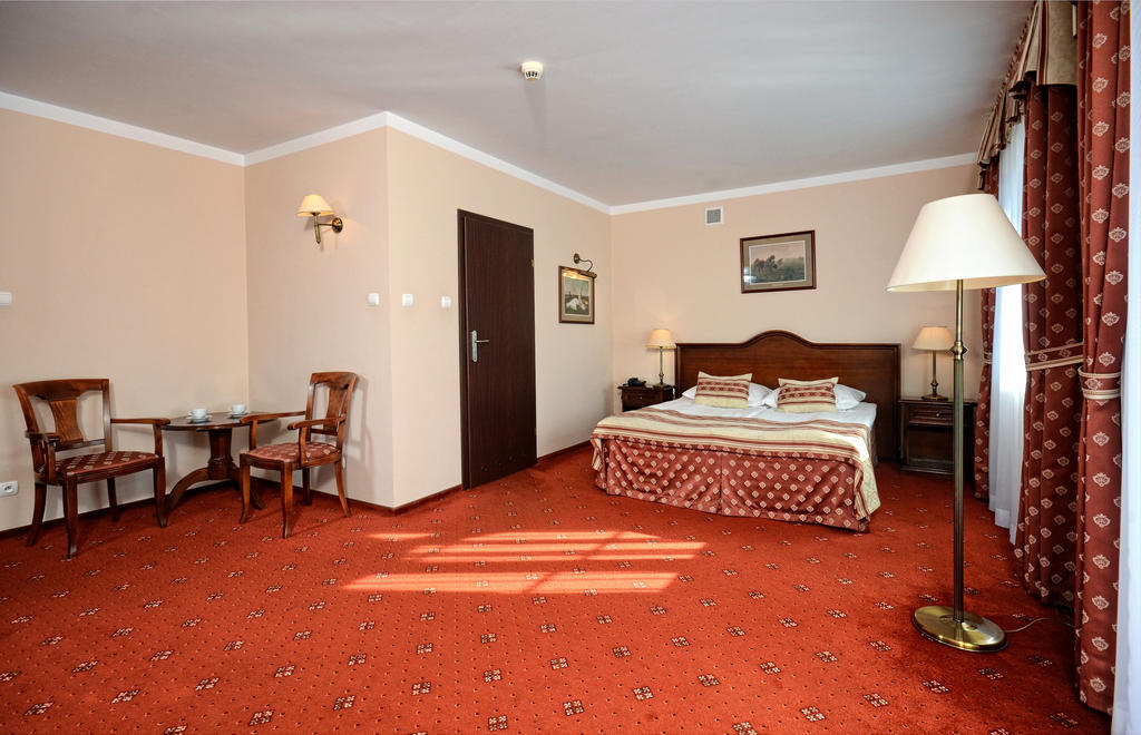 EX. BEST WESTERN HOTEL ZUBROWKA 6/22