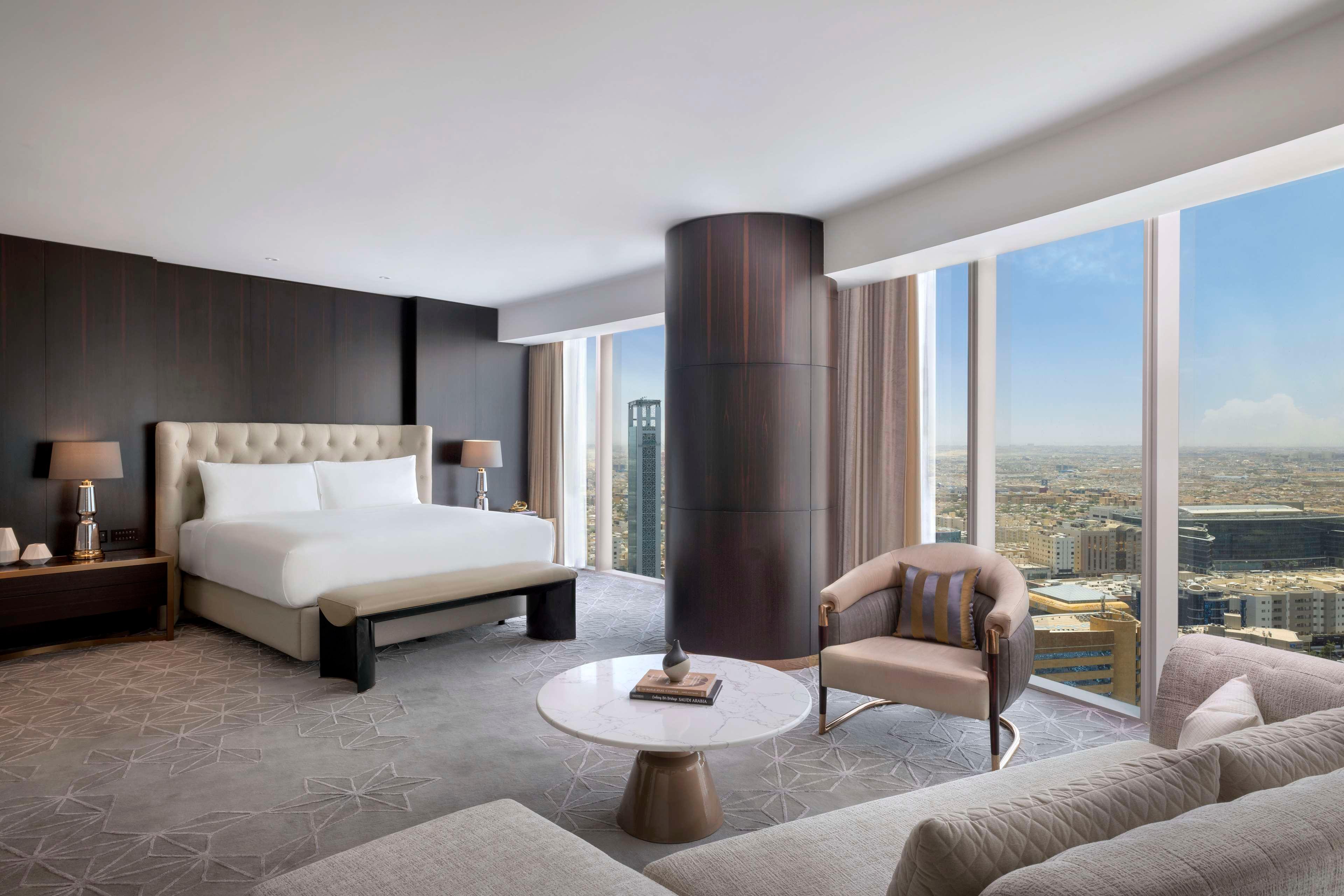 ROYAL, SUITE