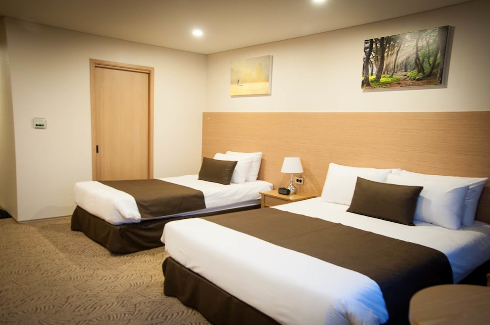 غرفة بريميير عائلية بسريرين كوين، Benikea Jungmun Hotel 3/10