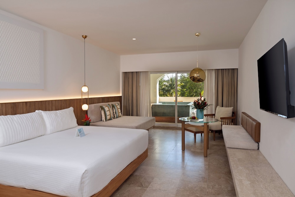 JUNIOR SUITE, ADULT ONLY, BATHTUB