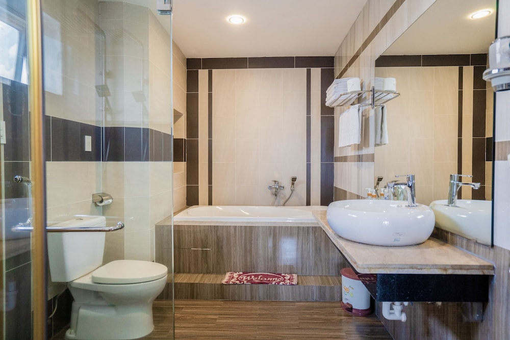 C'Lavie Hotel - Saigon Airport Hotel 49/50