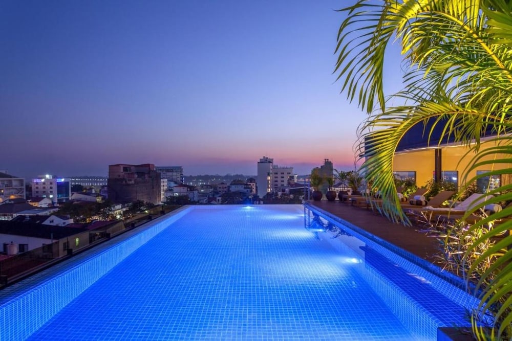 Lao Poet Hotel 67/71