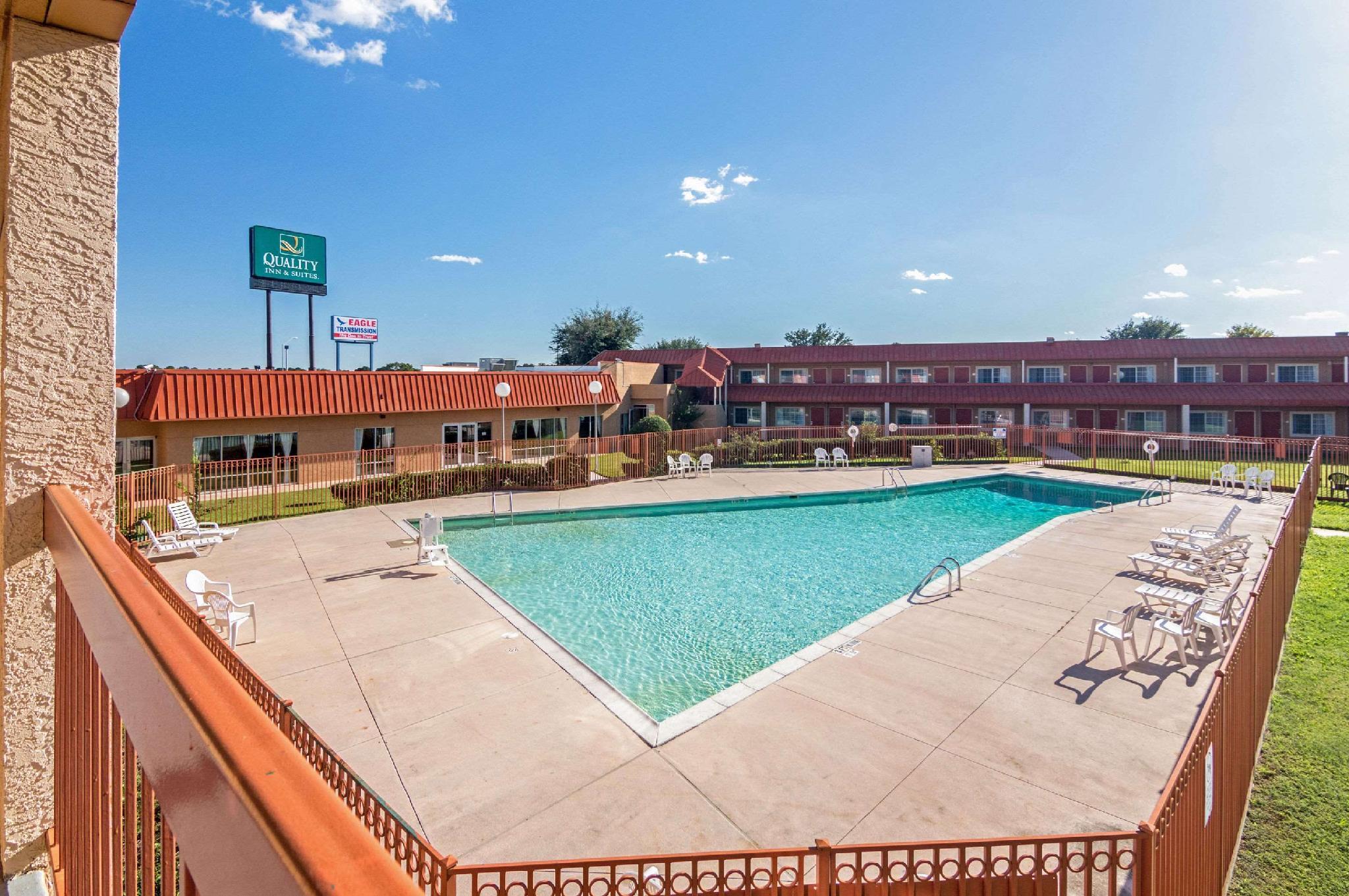 Quality Inn &amp; Suites 17/27