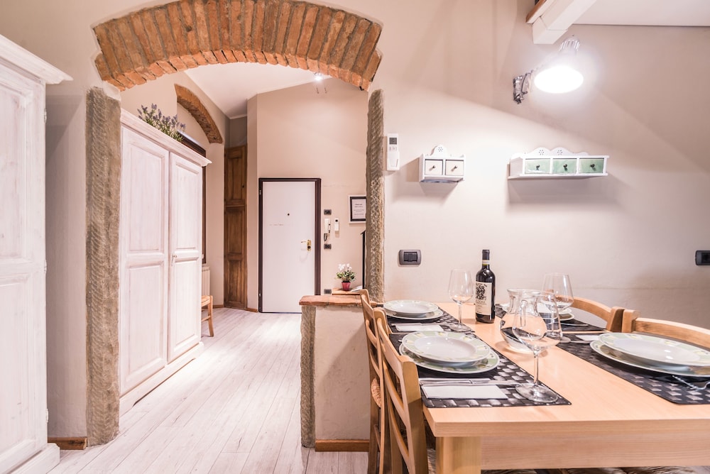 A Few Steps to The Duomo Upscale 2BD Apt 22/24
