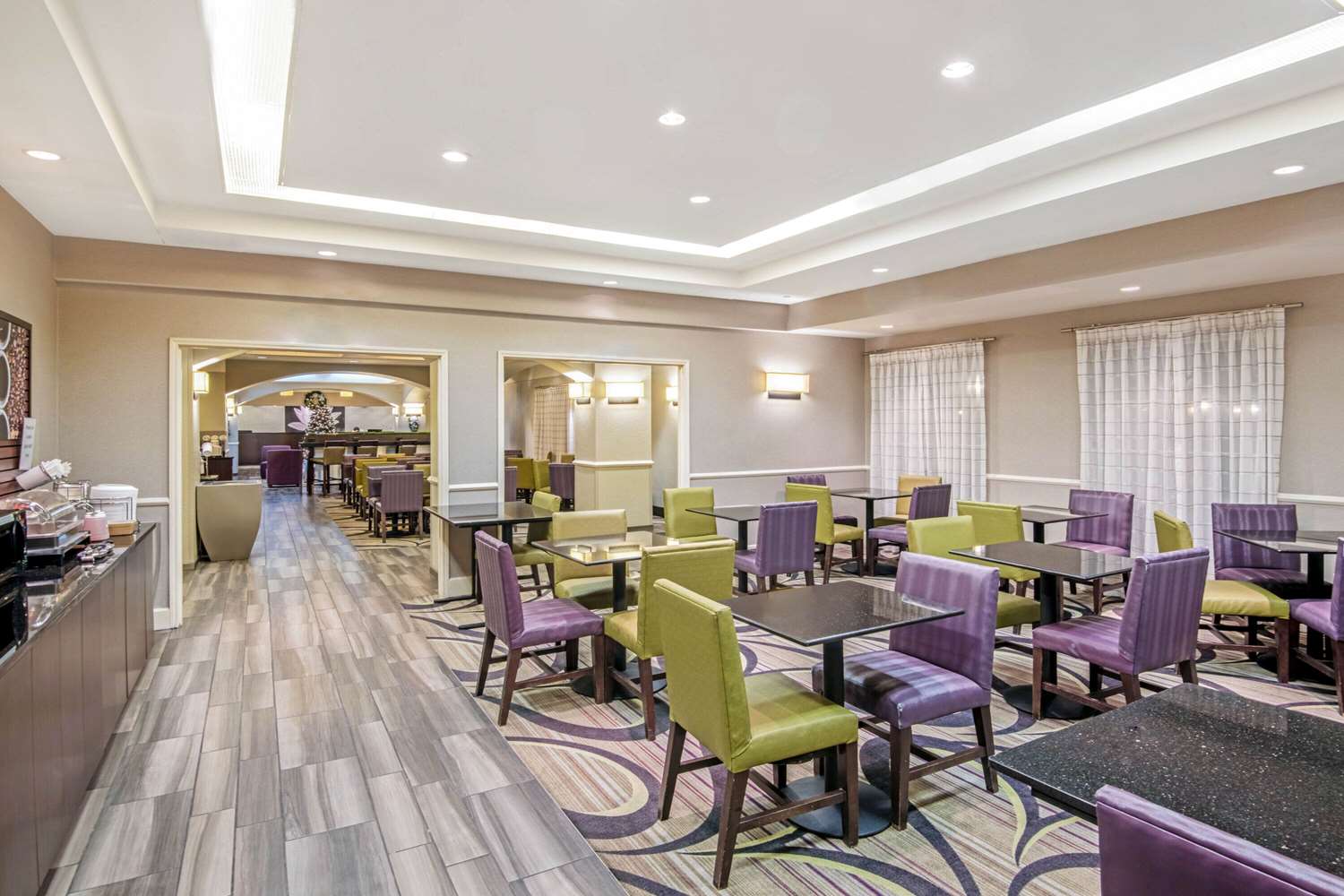 La Quinta Inn & Suites by Wyndham San Antonio Airport 53/63