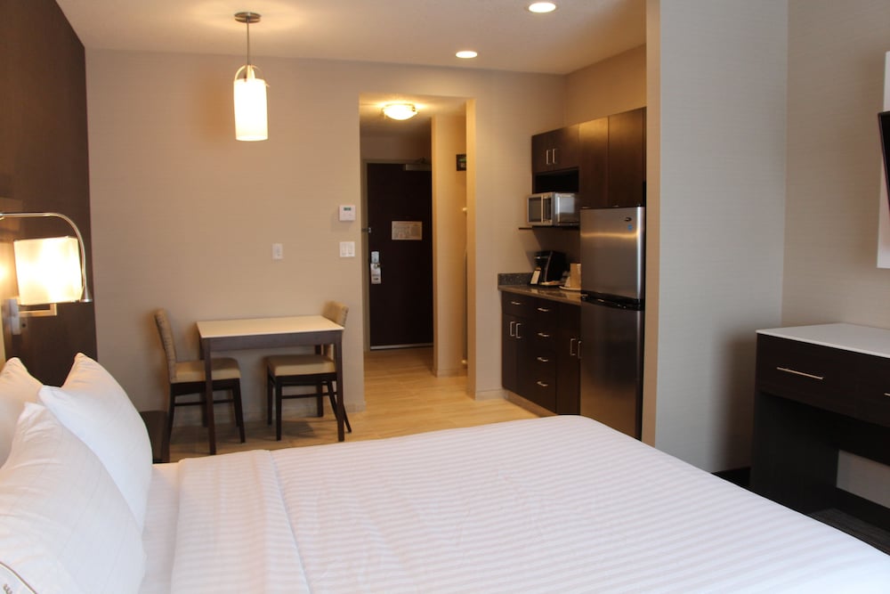 Holiday Inn Express Suites Cold Lake 24/73