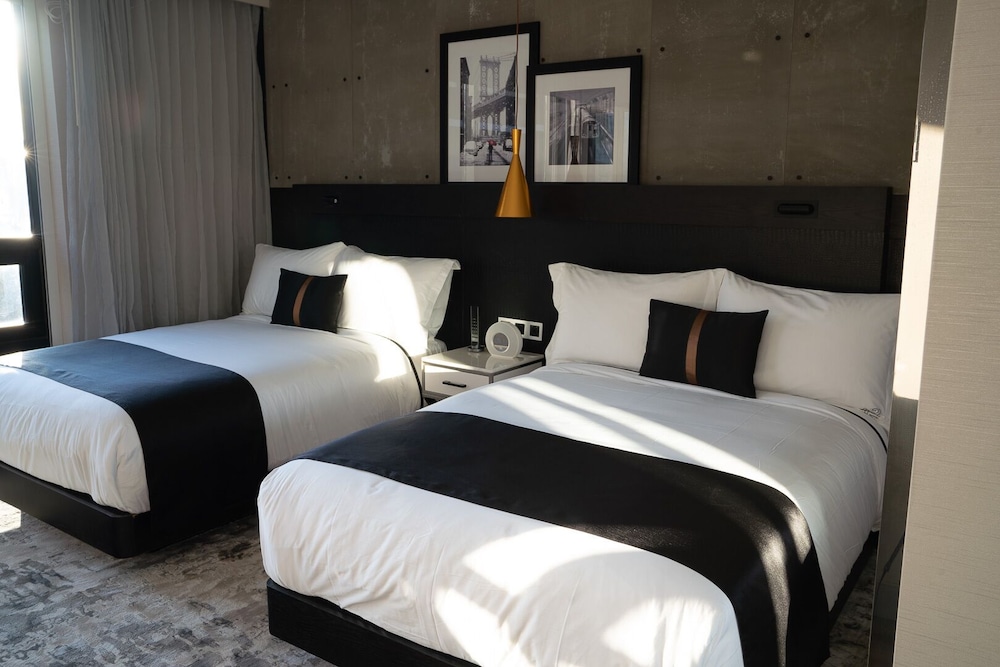 Hotel 42 16/48