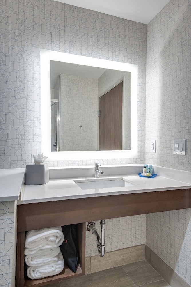 Holiday Inn Express And Suites Dallas North Addison 52/64