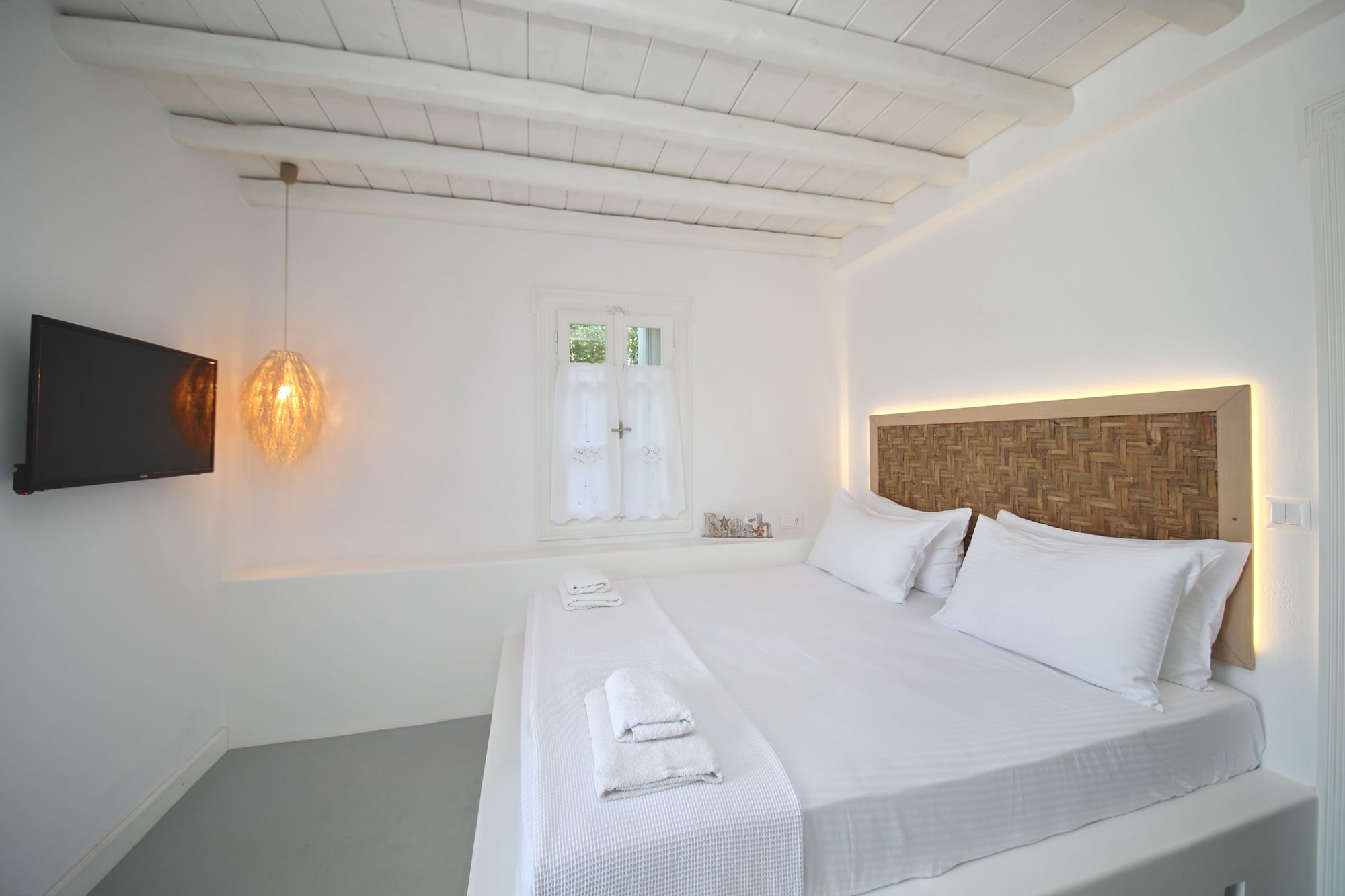 2 BEDROOMS, FAMILY, APARTMENT, KITCHENETTE, COURTYARD AREA