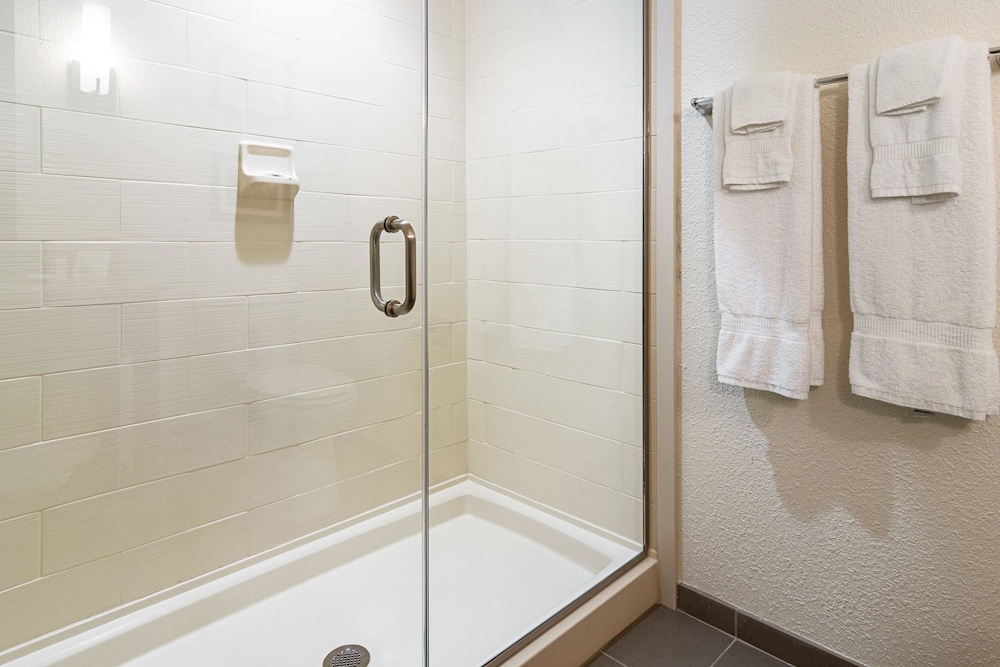 Comfort Suites Wooster near University Campus 14/54