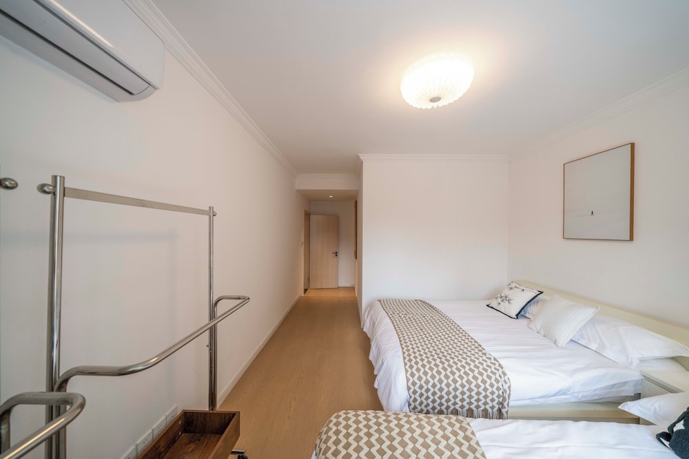 Senior, Apartment, 1 King and 3 Double Beds