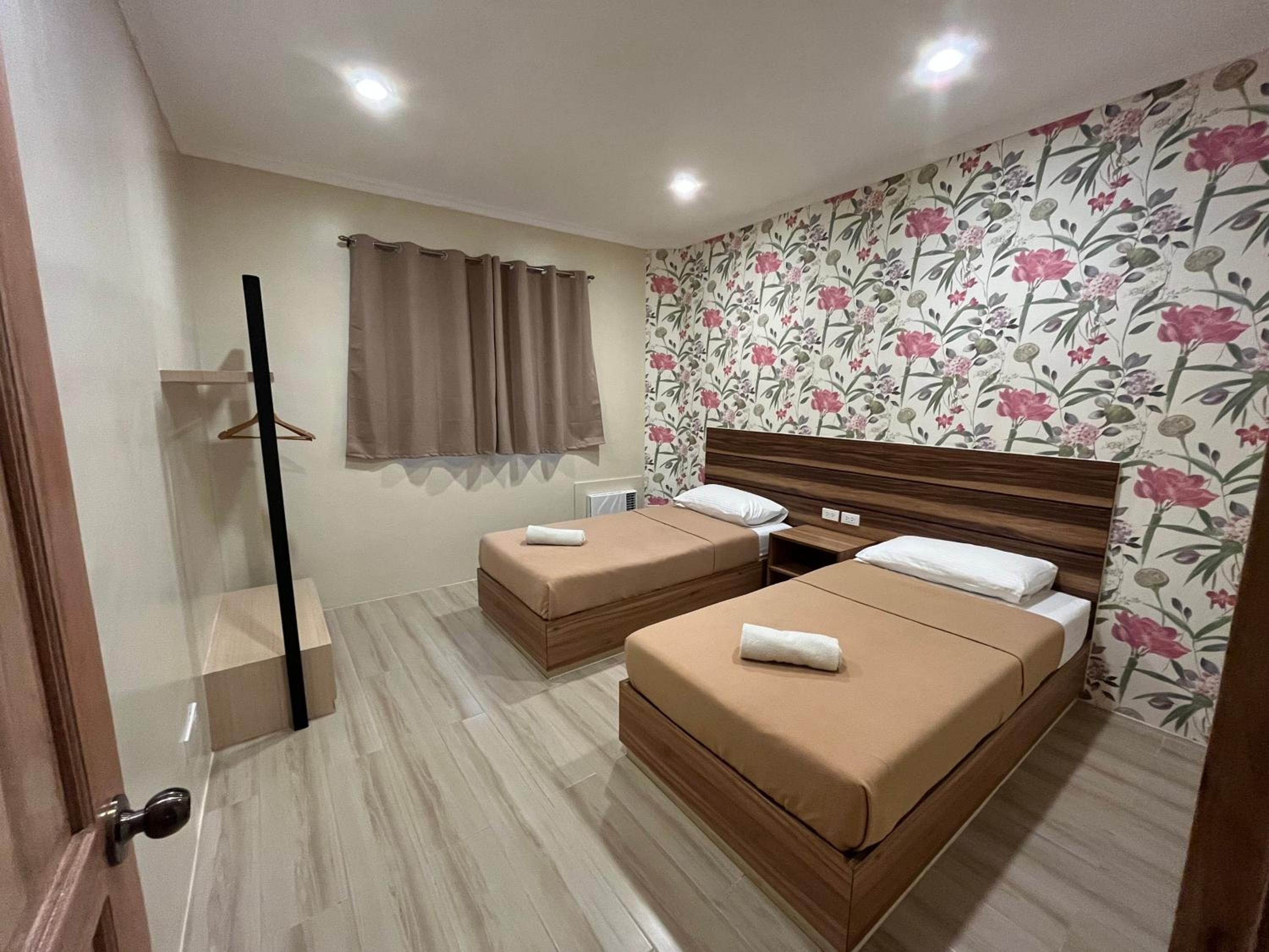 2 Bedrooms, Apartment, Queen and Twin Beds, Red Knight Gardens 2/3