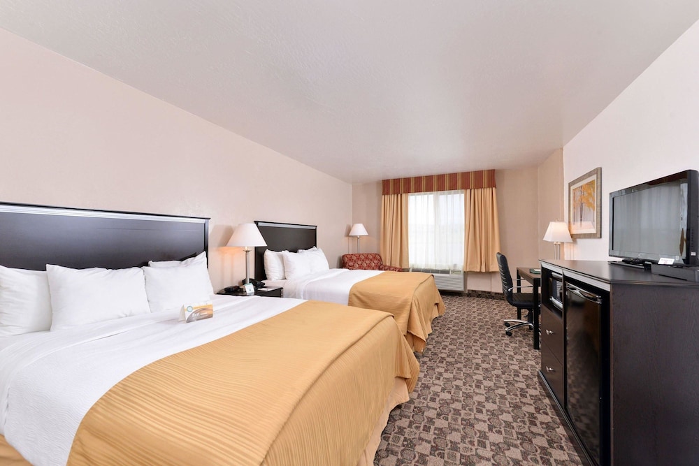 Quality Inn Vernal Near Dinosaur National Monument 7/43