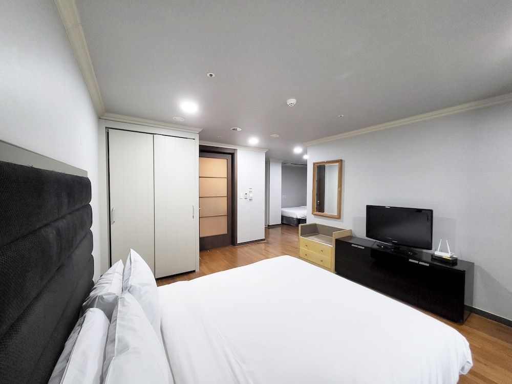 PREMIER, ECONOMY, TWIN BEDS, LIGHT HOUSEKEEPING