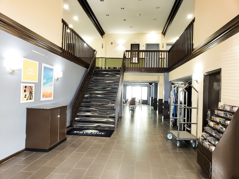 Days Inn and Suites by Wyndham Merrillville 13/28