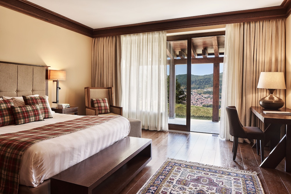 Grand, Forest, Suite, King Bed, Sofa