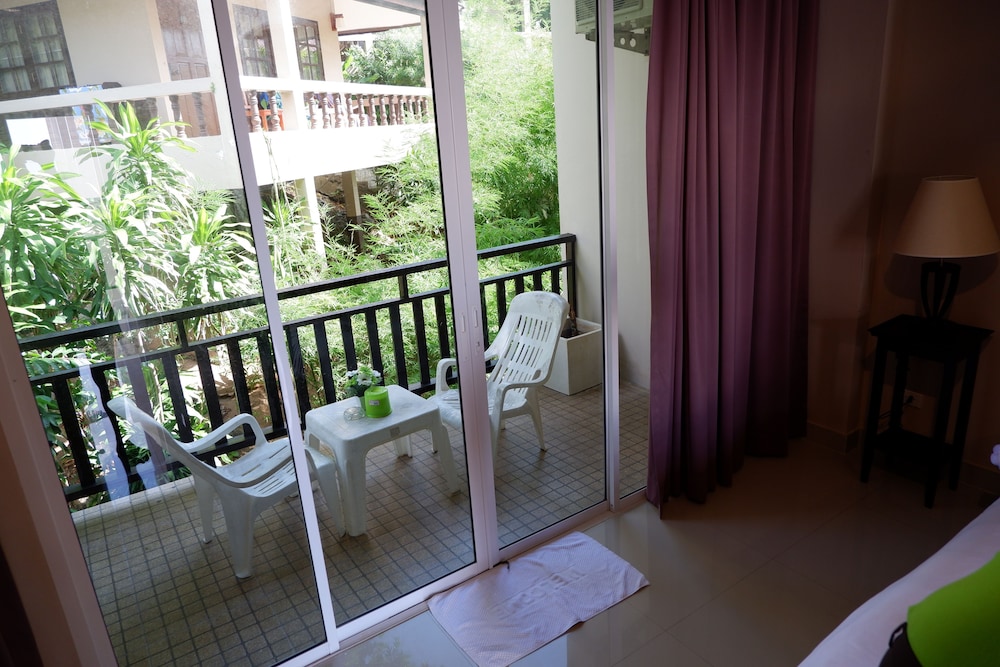 Kata Beachwalk Hotel And Bungalows 41/74