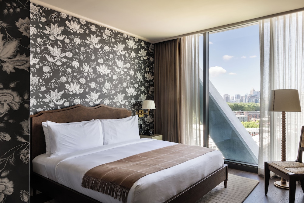 ROOM, KING BED, SKYLINE VIEW