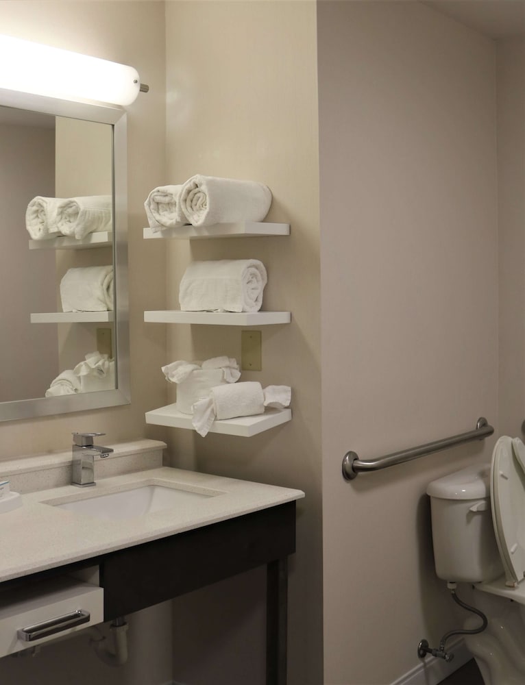 Hampton Inn & Suites Fremont 25/46