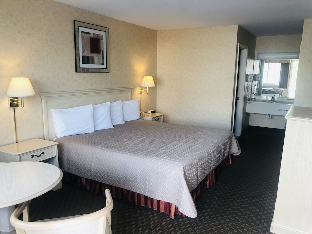 Court Plaza Inn & Suites 26/64