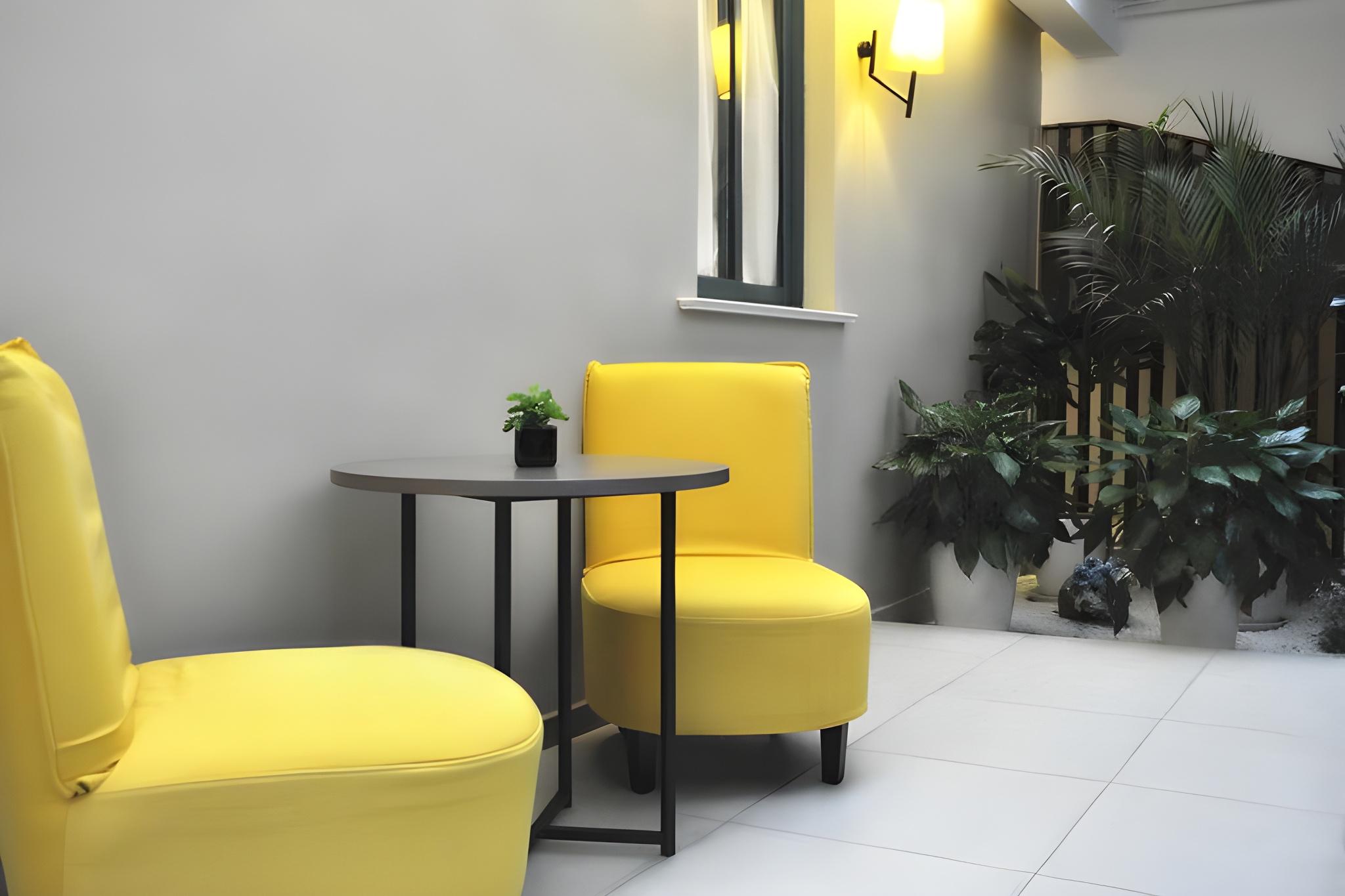 Home Inn Plus (Shanghai Huaihai Road Sinan Road) 28/35