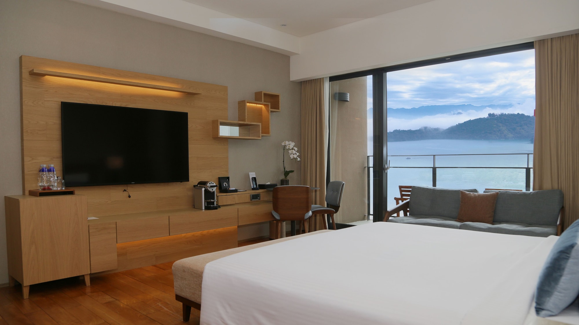 DELUXE, SUITE, LAKE VIEW
