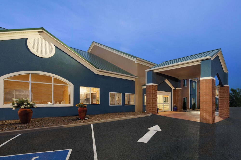 AmericInn by Wyndham Grinnell 53/60