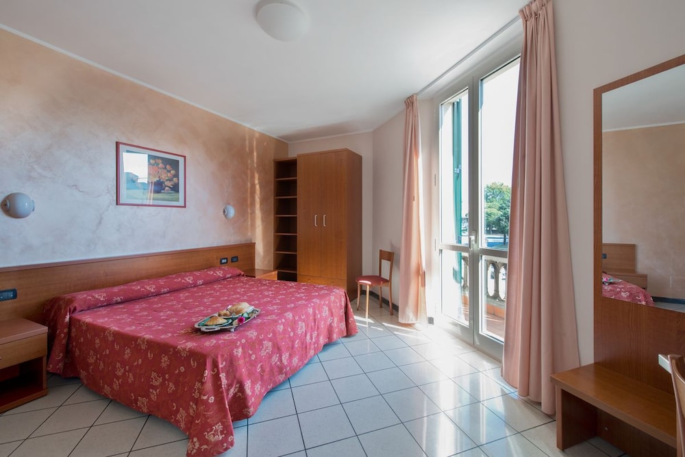 ROOM, DOUBLE BED