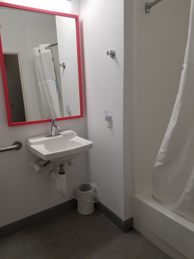 Hampton Inn Kansas City/Blue Springs 11/36