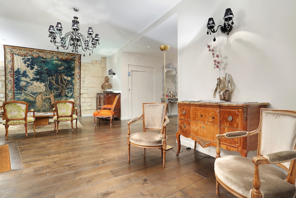Hotel de Notre Dame Maitre Albert 39/65
