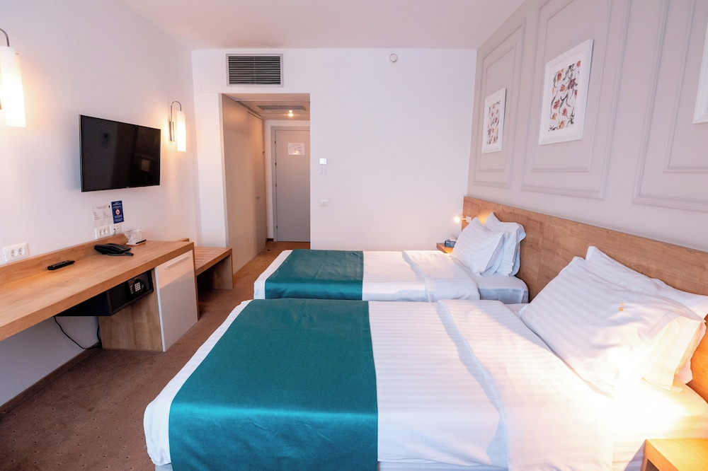 ROOM, TWIN BEDS