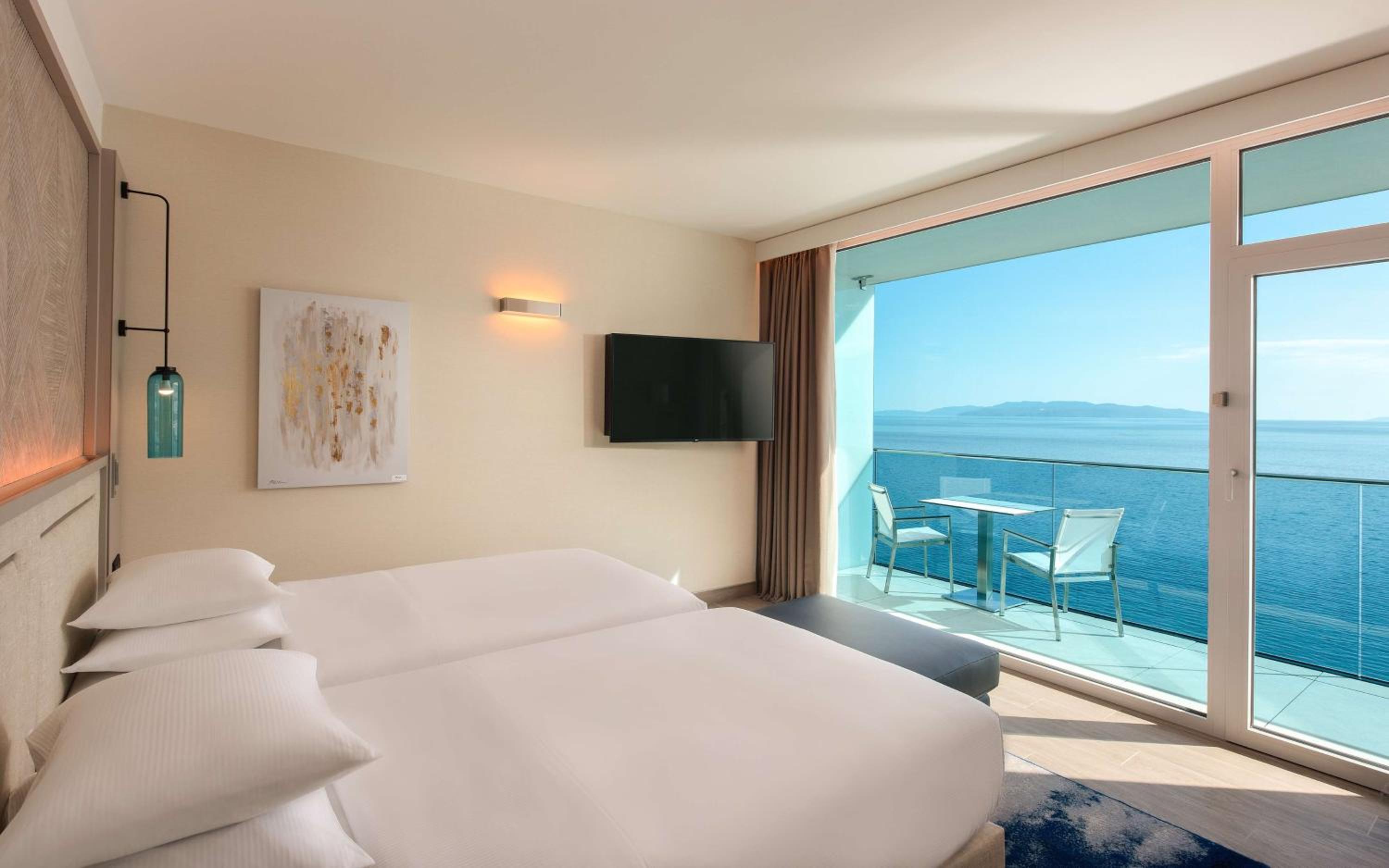 غرفة بسريرين منفصلين بإطلالة على البحر بشرفة، Hilton Rijeka Costabella Beach Resort and Spa 2/9