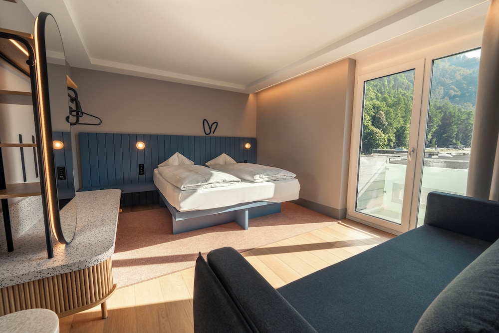Male Dorm, Apartment, Queen and Twin Beds, 2 Sofa