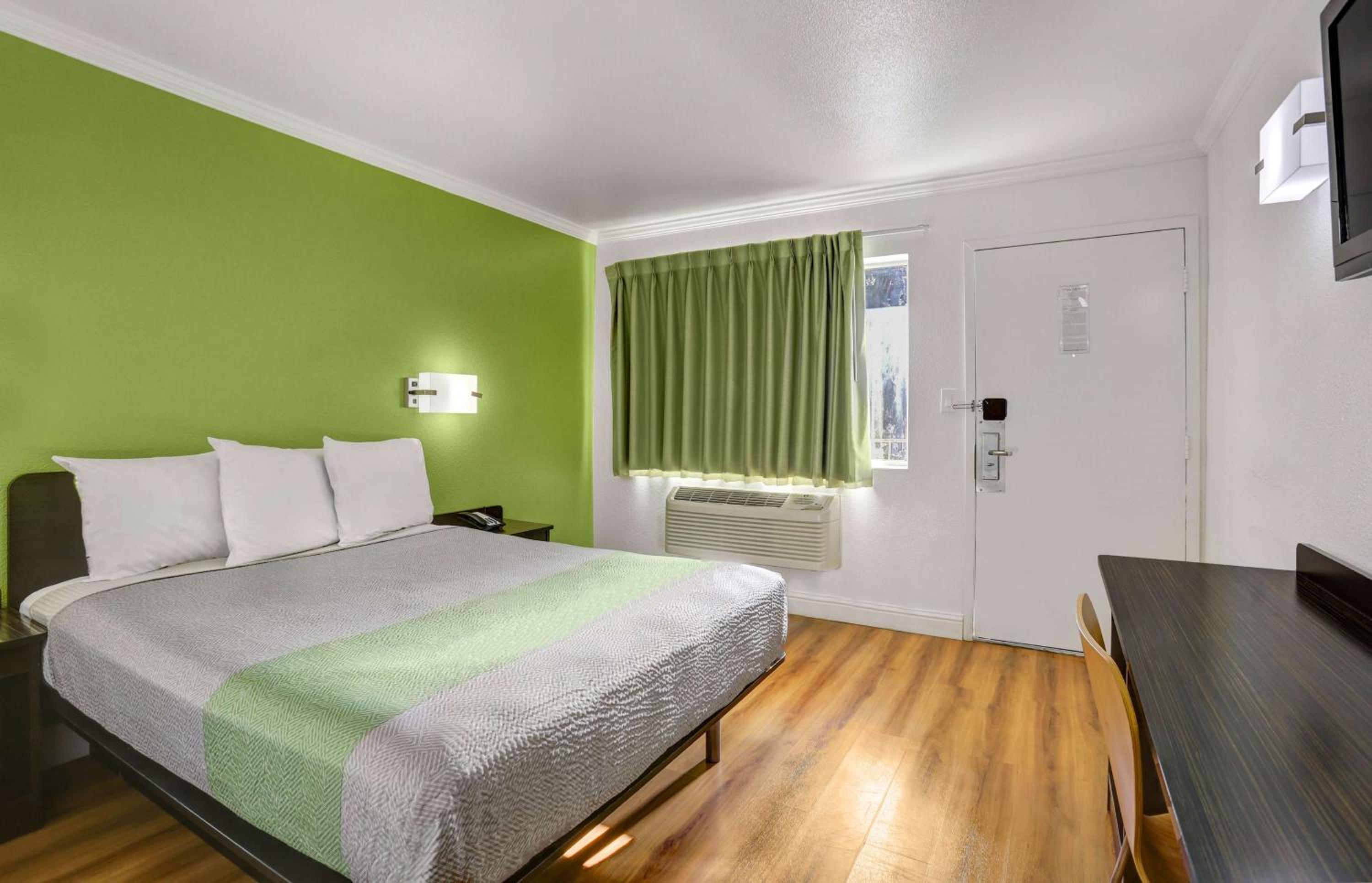 1 King Bed - Non-Smoking, Micfridge