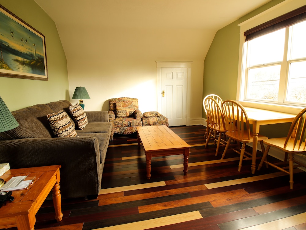 James Bay Inn Hotel Suites Cottage 52/74