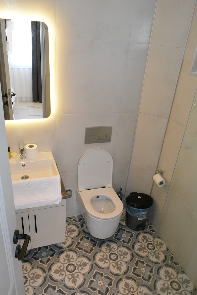 Leonis Hotel 49/50